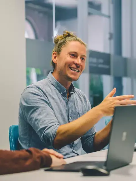 OPTIMIERTE OMNICHANNEL-LOGISTIK FÜR BEAUTY PRODUKTE MIT DEM EVO SHUTTLE 2D VON KNAPP OPTIMIERTE OMNICHANNEL-LOGISTIK FÜR BEAUTY PRODUKTE MIT DEM EVO SHUTTLE 2D VON KNAPP